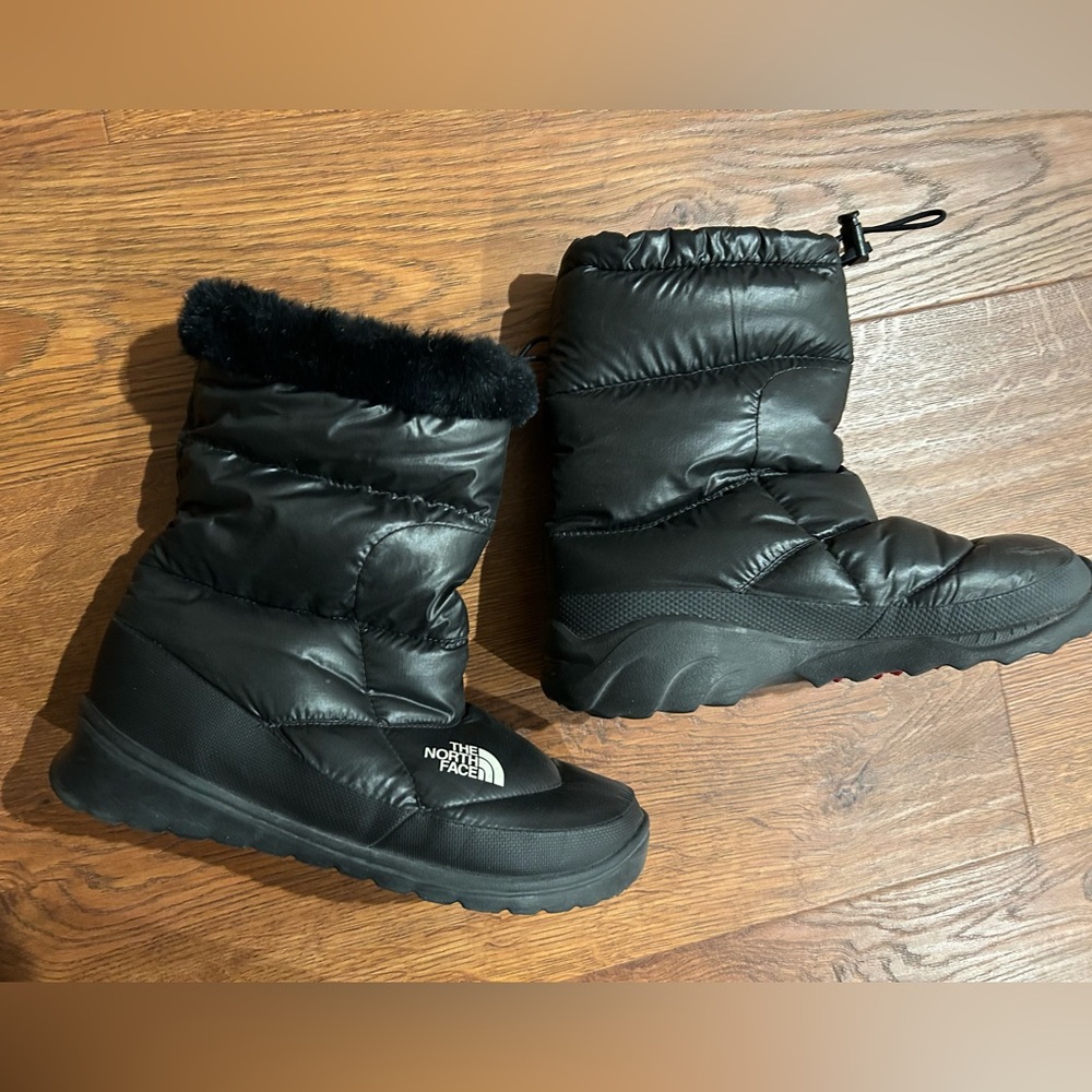 The North Face Womens Bootie Nuptse Shiny Fur 4 Waterproof Black - Picture 4 of 6